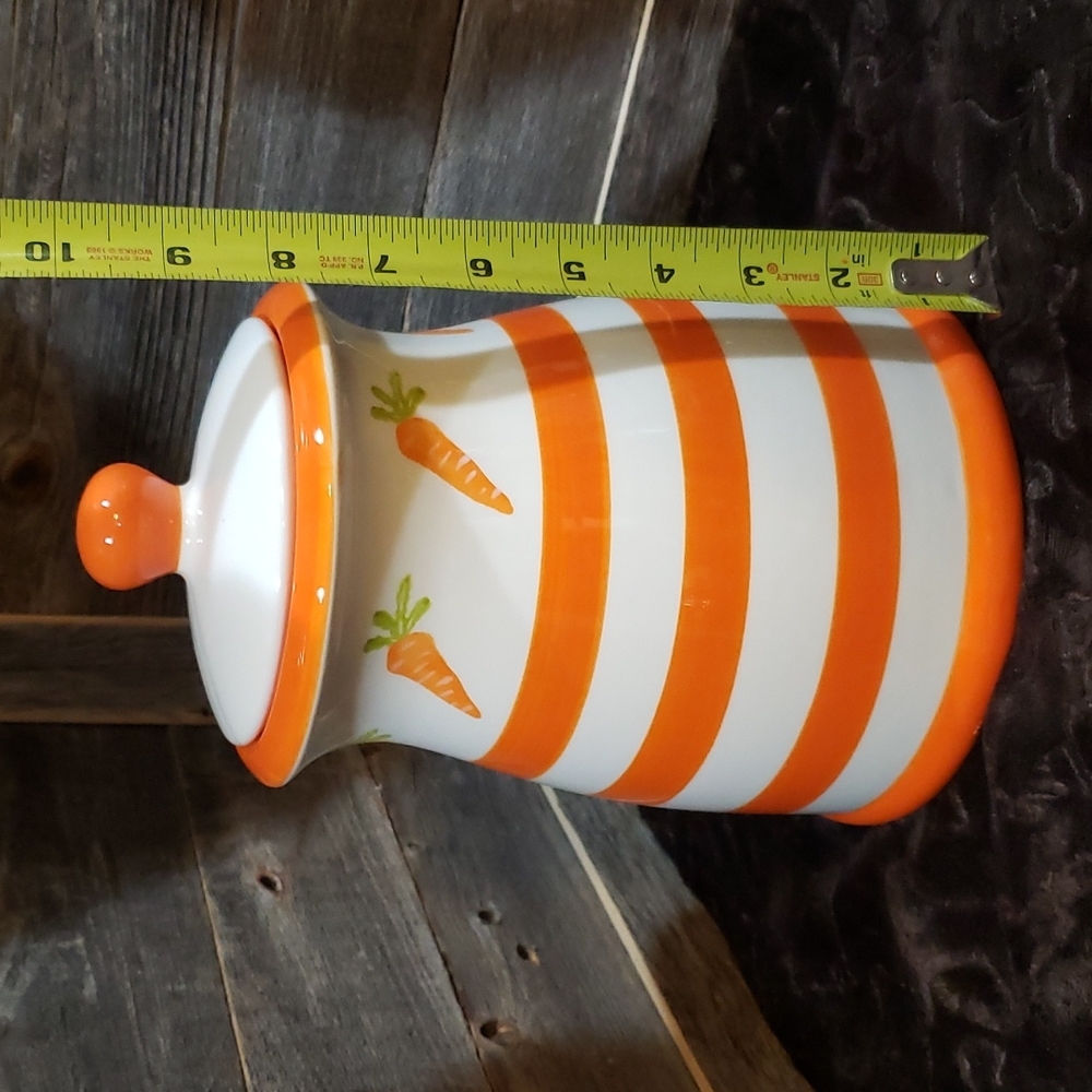Carrot themed Spring cookie jar NWT
